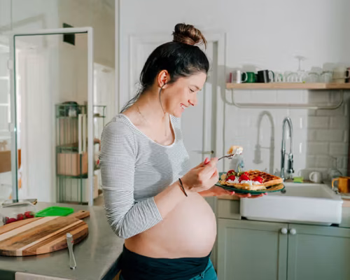 smiling-future-mother-eating-waffles-732x549-thumbanilk